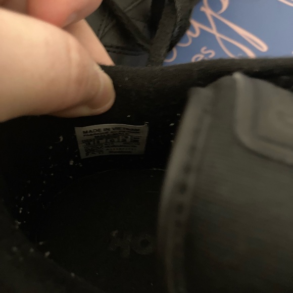 Men’s SZ 10 barely worn Reeboks black sneakers. - Picture 3 of 5